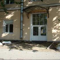 Вид входной группы снаружи Административное здание «Чапаева 28»